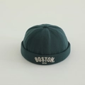 Dettaglio del cappello docker in maglia a coste verde scuro con ricamo BOSTON - 48-50cm (1-3 anni) / Verde Scuro