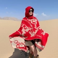 Poncho à capuche rouge ethnique avec motifs baroques dorés et franges noires - LM316 Chaîne Baroque - Rouge