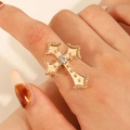 Gotischer Goldring für Damen mit Kreuz-Design, Kristall und Vintage-Struktur - KC-Gold Verstellbar (M-112)