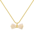 Elegante collana dorata con pendente a fiocco e perle su sfondo bianco neutro - Collana Oro