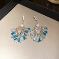 Detailansicht von Vintage-Fächer-Quastenohrringen mit Perlen und blauen Kristallen - Silbernadel Zirkon Perle Quasten Ohrstecker (15#)