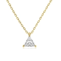 Dettaglio del ciondolo in zircone a triangolo con catena placcata oro e castone a griffe - Triangolo / Oro