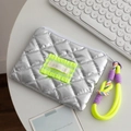 Silberne gesteppte PU-Kosmetiktasche mit neongrünem Patch und buntem Trageband - Silber Neongrün Rhombus
