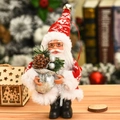 Dettaglio di Babbo Natale festivo con texture a maglia e una piccola borsa regalo decorativa - Babbo Natale in Piedi Abbigliamento con Motivo a Fiocchi di Neve