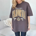 Oversized σκούρο καφέ βαμβακερό μπλουζάκι με vintage αμερικανική επιγραφή California - S / σκούρο γκρι