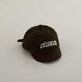 Detailansicht der dunkelbraunen Kinder-Baseballkappe mit weißem Colorado-Stickerei - COLORADO-Braun