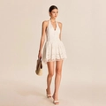 Witte korte jurk met broderie anglaise, halternek, V-hals en ruches voor de zomervakantie - S / Wit