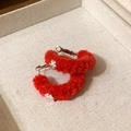 Détail de boucles d'oreilles en C floquées rouges avec flocons d'argent hivernaux - Rouge