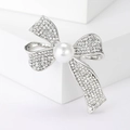 Elegante spilla a fiocco argento con una grande perla bianca e strass luccicanti - Argento