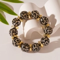 Dettaglio di perle acriliche leopardate con distanziatori dorati su bracciale elastico - Beaded Bracelet / Leopardo Grigio