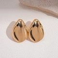 Gepolijste gouden onregelmatige blad oorbellen op minimalistisch steen decor - Goud
