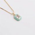 Détail de la chaîne box dorée avec pendentif rectangulaire en émail turquoise et cristal - Rose bonbon