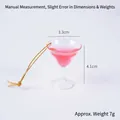 Mini roze cocktailglas hanger met gouden koord voor kerstbomen of als tasaccessoire - Gouden Lanyard / Rood