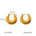 Détail macro de boucles d'oreilles en or en U avec texture spirale et taille de 2cm - Style Texture Anneau Annuel en Spirale (HC-E10338)