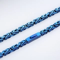 Detailaufnahme der blauen byzantinischen Edelstahlkette mit sicherem Klappverschluss - 6mm Halskette 65cm / Dunkelblau