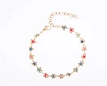Détail des breloques fleurs en émail coloré sur un bracelet chaîne dorée ajustable - Cinq Fleurs Colorées