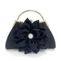 Detalle de bolso de fiesta de satén negro con flor de tela 3D y decoración de cristal fino - Negro