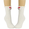 Detail von weißen Plüschsocken mit einem kleinen Weihnachtsmann-Puppenornament am Bund - Kleiner Schneemann / Weiß