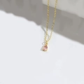 Élégant collier doré avec un petit pendentif goutte rose sur une surface blanche - Rose (Or) (XL3412)