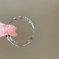 Dettaglio degli orecchini a cerchio color argento con finitura martellata - Perno in Argento-Argento-2.9cm