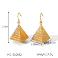 Detail van gouden piramide oorbellen met afmetingen 3,7 cm hoogte en 1,88 cm breedte - Gouden Piramide Ontwerp (HC-E10642)