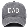 Vista dettagliata del ricamo 'DAD' su un cappellino da baseball in cotone grigio lavato - Taglia unica / Grigio