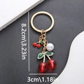 Llavero de cereza roja con perla y cadena dorada con dimensiones de 8,2 cm y 3 cm - Cereza Roja de Esmalte (Cadena Dorada)
