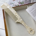 Eleganter Haarkamm aus Acetat mit cremefarbener Marmorierung in einer Vintage-Holzkiste - 3# Beige