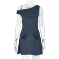 Detail van 3D stoffen rozen en geplooide taille op een zwarte mini-jurk met één schouder - S / Zwart
