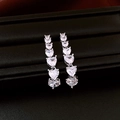 Dettaglio macro di orecchini pendenti in cristallo a forma di cuore placcati in argento - Argento