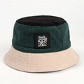 Dettaglio cappello a secchiello in velluto a coste tricolore con toppa gatto nero e beige - 58cm / Cachi Verde Scuro Nero