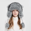 Winter-Trappermütze aus Kunstpelz in Grau-Weiß mit zwei Pompons für Herren und Damen - Einheitsgröße / Waschbär Grau