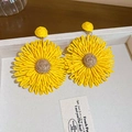 Dettaglio di orecchini a girasole intrecciati con petali gialli su vassoio per gioielli - Grandi orecchini di paglia di girasole / 3# Perno in Acciaio - Giallo