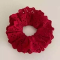 Détail d'un chouchou en dentelle rouge double couche avec motifs floraux ajourés complexes - 19# Dentelle Rouge Ajourée (HH3984)
