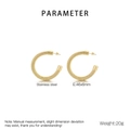Makro-Detail von goldenen gedrehten C-Creolen mit 46x6mm Abmessungen aus Edelstahl - Goldspirale Textur Stil (KE116224-KFC)