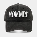 Primer plano del bordado MOMMIN blanco en una gorra de béisbol de algodón gris oscuro - Negro