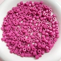 Macro di perle cilindriche rosa da 6 mm in acrilico lucido all'interno di una ciotola - Rosso Rosa Chiaro
