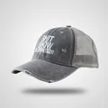 Dettaglio del cappello da baseball grigio scuro con rete e visiera vintage usurata - M (56-58cm) / Grigio chiaro