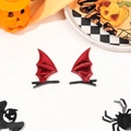 Dettaglio di fermagli per capelli a forma di ali di pipistrello rosse metallizzate - Ali di Pipistrello in Pelle PU Rossa