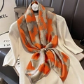 Foulard satiné à motif carte orange et taupe avec une broche en perles élégante - 22101 Image Principale / 90*90cm