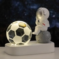 Luce notturna astronauta con sfera di cristallo calcio luminosa su base in resina - Calcio