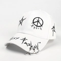 Dettaglio cappello bianco con graffiti punk neri e tre anelli metallici sulla visiera - Regolabile (55-61cm) / Bianco