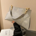 Bolso de mano gris con estampado de nubes y elegante cadena decorativa color beige - Gris