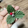 8cm DIY Christmas accessory with green leaves and metallic red, gold, and silver berries - Tricolor Berry Triangle Leaf (8cm)