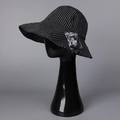 Détail d'un chapeau de soleil à rayures avec cordon coupe-vent ajustable - M (56-58cm) / Noir