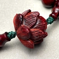 Perla di loto in sandalo rosso scuro intagliata a mano su cordoncino intrecciato verde - Sandalo Indiano a Piccole Foglie / Rosso Scuro