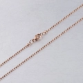 Detalle de cadena de bolas en acero inoxidable oro rosa con cierre de mosquetón seguro - Oro rosa / 45cm