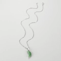 Detailopname van de zilveren ketting met groene doorschijnende halve maan hanger van hars - Donkergroen X527