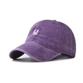 Makroansicht der gewaschenen lila Baumwoll-Baseballkappe mit weißer U-Stickerei - Verstellbar / Lila