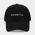 Détail de la casquette de baseball en velours noir avec broderie blanche 'it is what it is' - Réglable / Noir